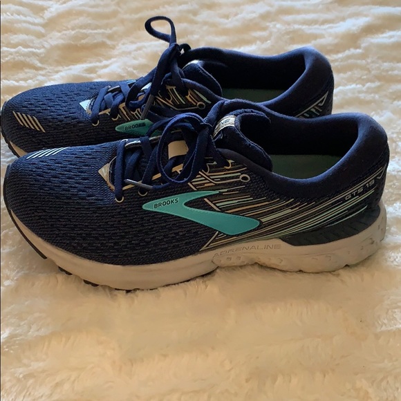 brooks sneakers with arch support